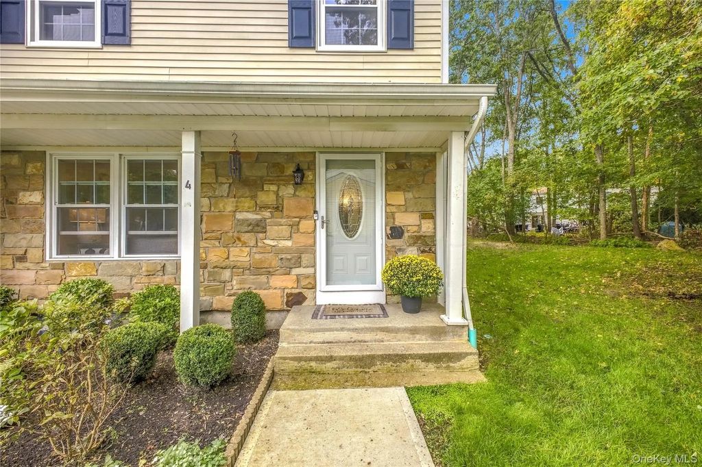 4 Bartlett Commons # 4, Yaphank