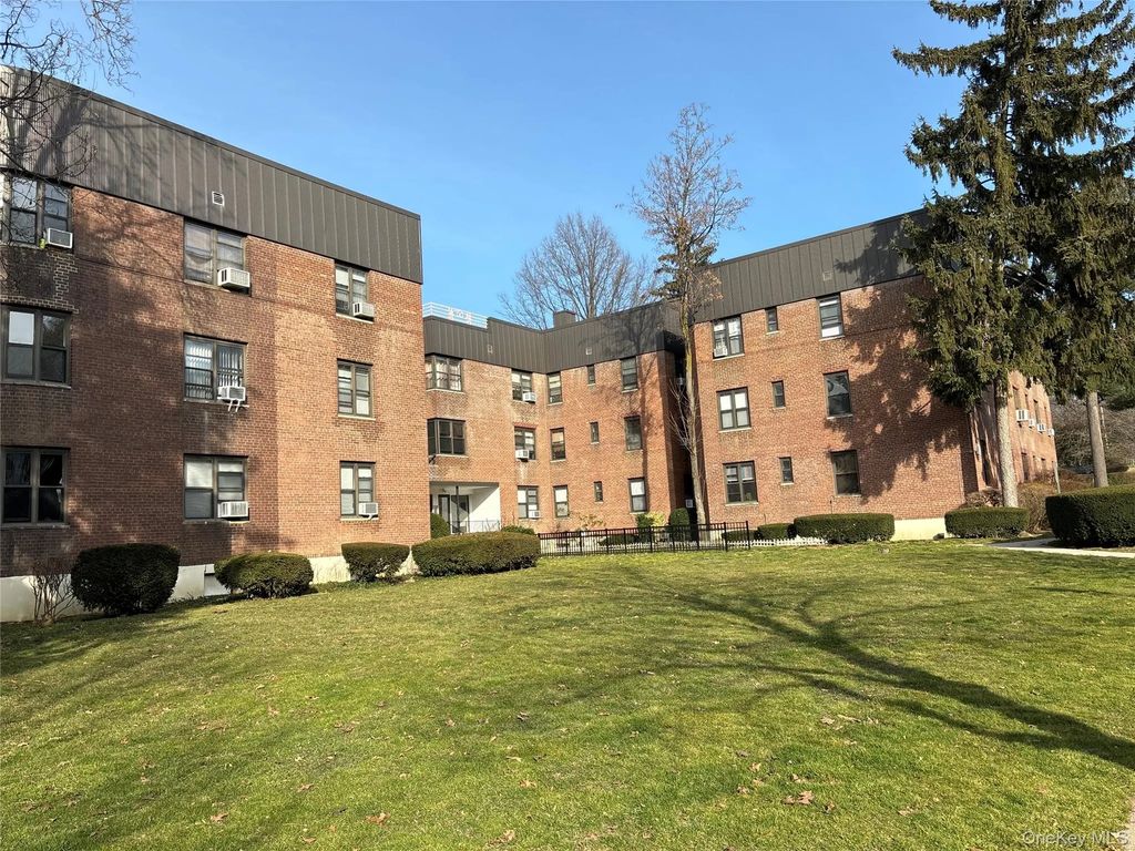 23 Schenck Avenue # 1ac, Great Neck