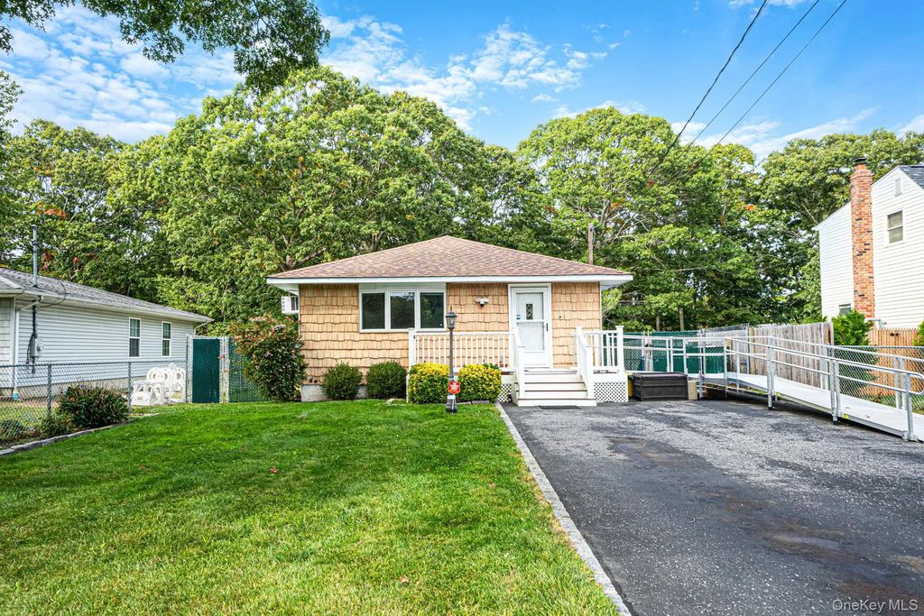 87 Somerset Avenue, Mastic