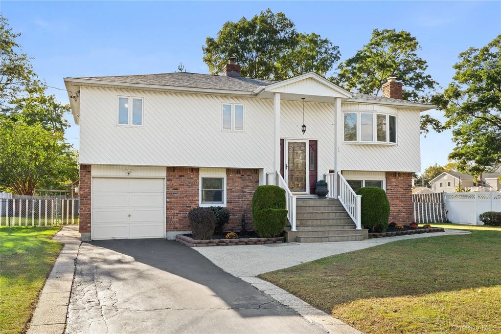 697 East Drive, Lindenhurst