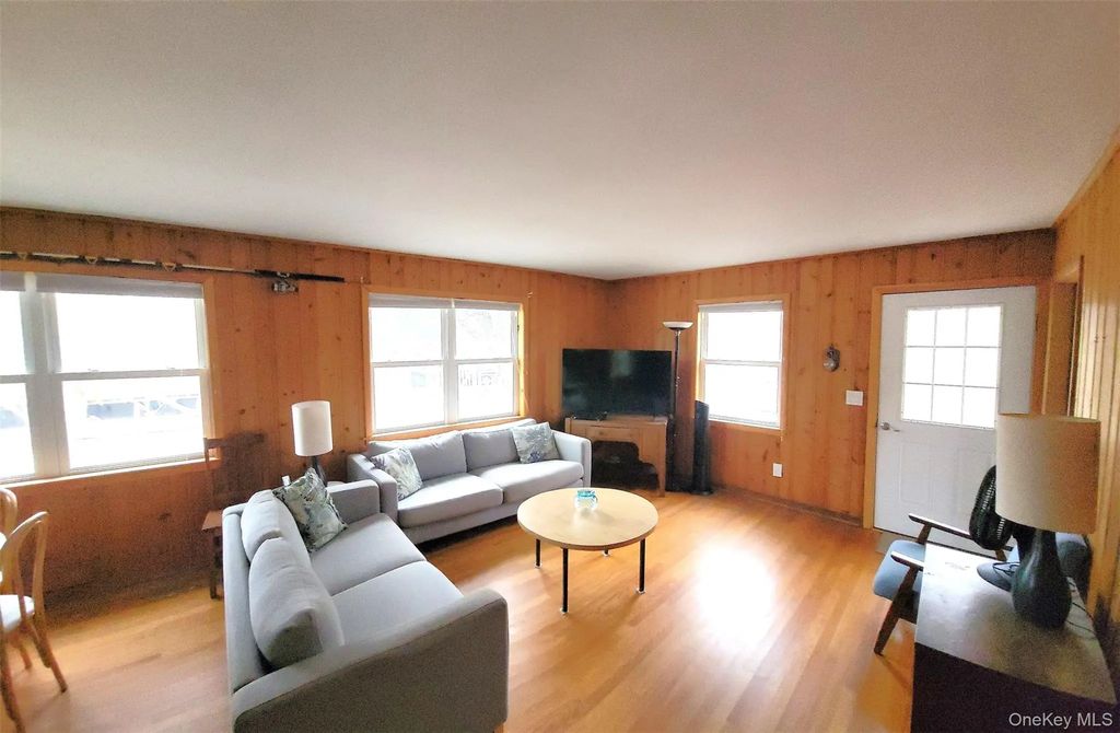 84 Oak Walk, Bay Shore
