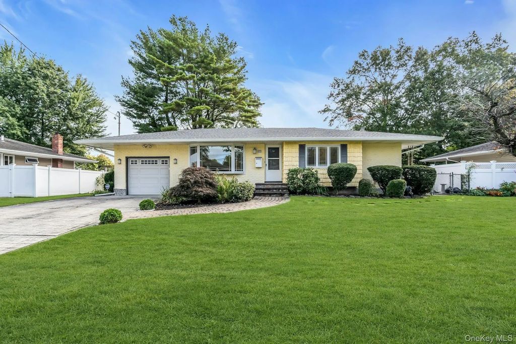 10 Fruitwood Lane, Commack