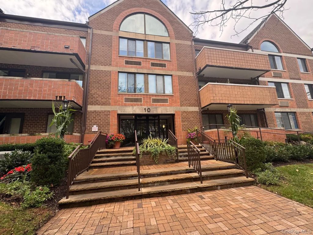 10 Canterbury Road # 1b, Great Neck