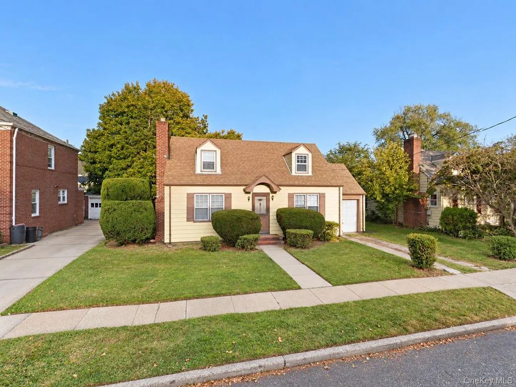526 N 11th Street, New Hyde Park