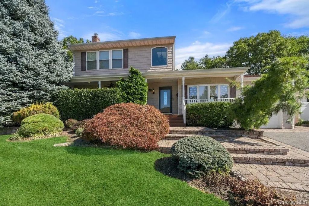 25 Beaumont Drive, Plainview