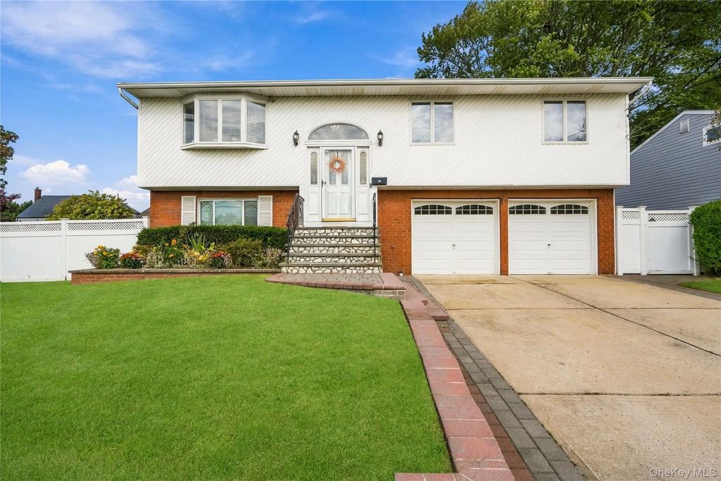 34 Knoll Street, Lindenhurst