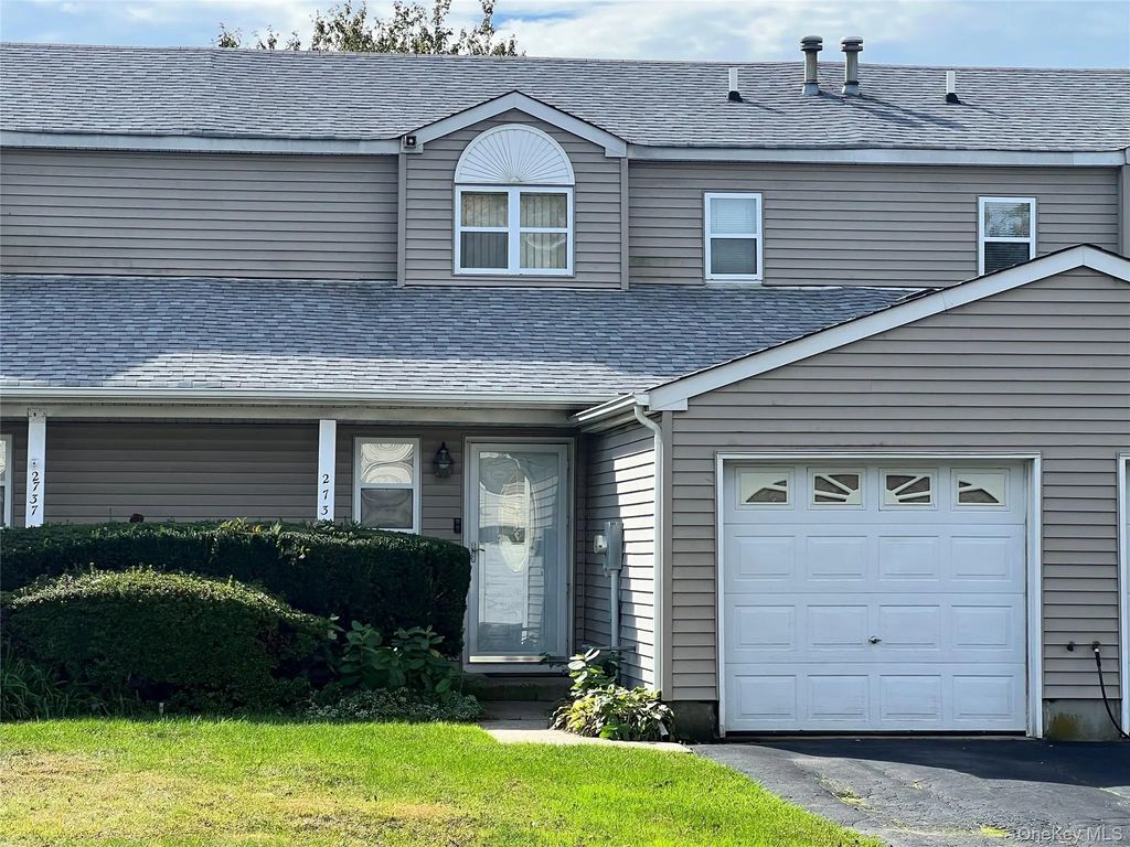 2736 Schleigel Boulevard, Amityville