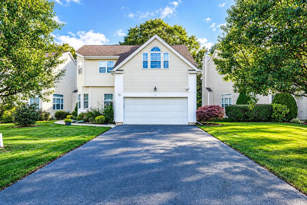 23 Sunflower Ridge Road, South Setauket