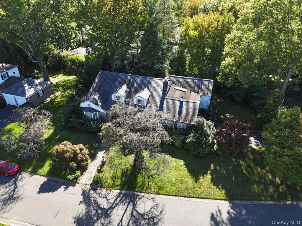 124 Whistler Road, Manhasset