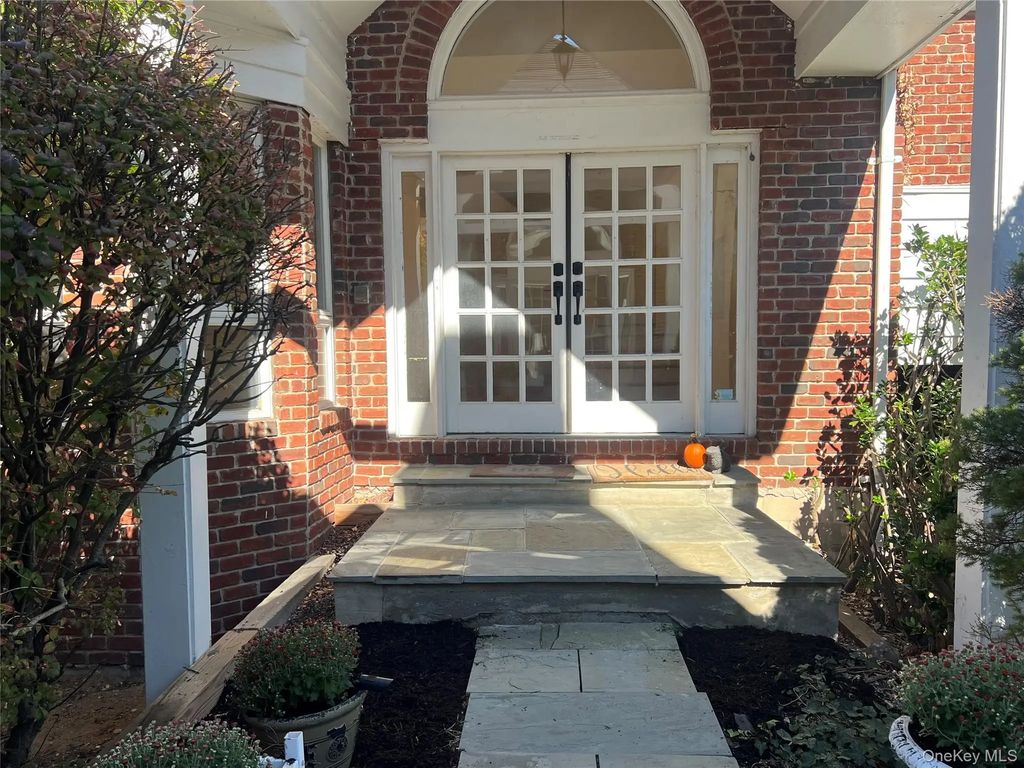 5 Deep Woods Court, Glen Cove