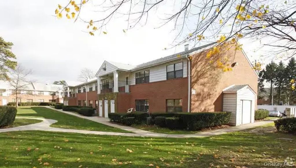 23-2b June Court, Bay Shore