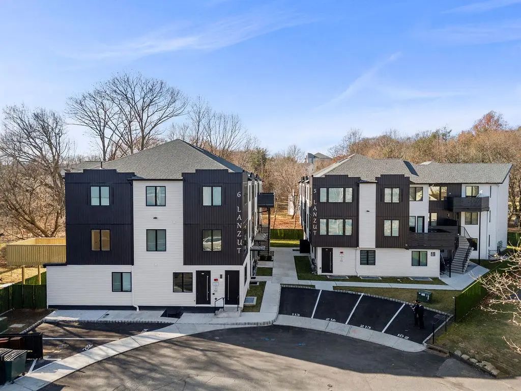 6 Lanzut Court # 214, Monsey