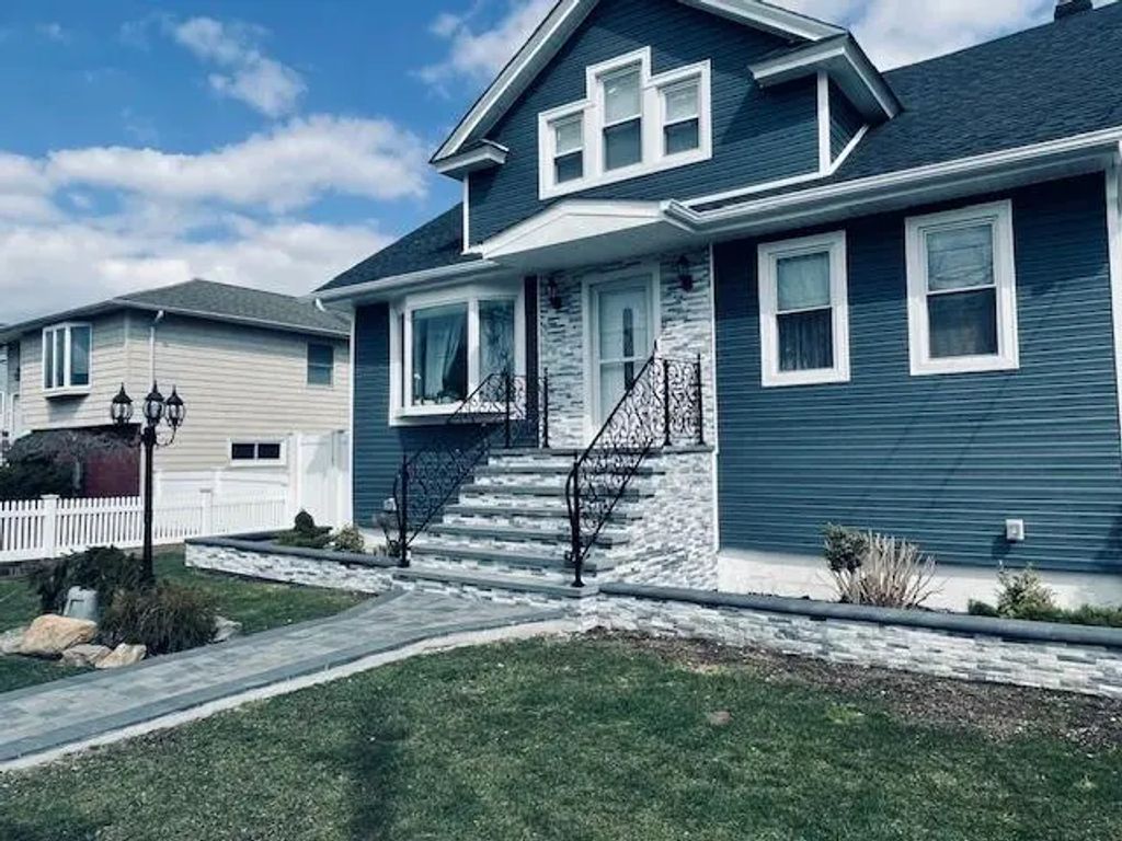 119 S Bay Avenue, Freeport