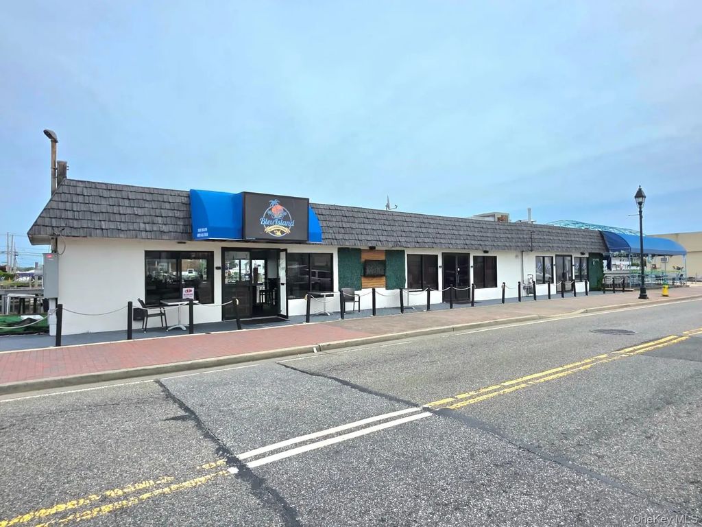 103 Woodcleft Ave, Freeport