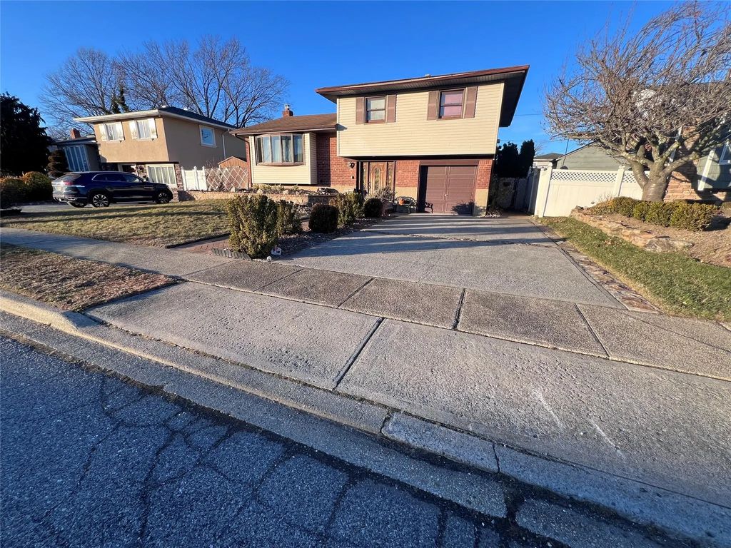 3643 Courtney Lane, Bethpage