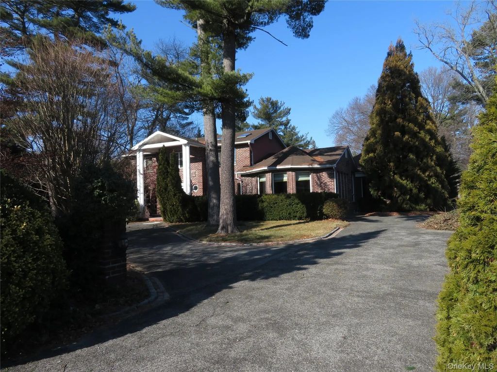 1 Bridle Path Drive, Old Westbury
