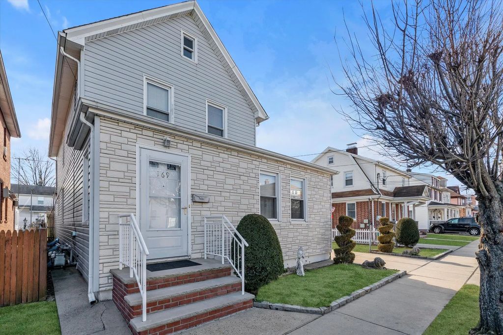 169 Lincoln Avenue, Mineola