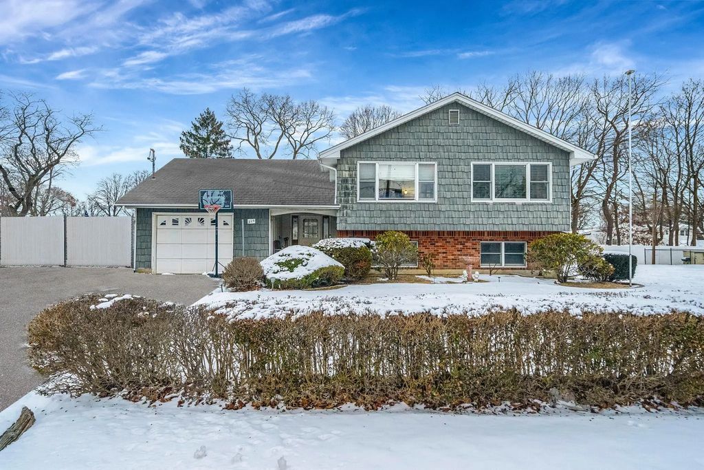 215 Eastwood Avenue, Deer Park