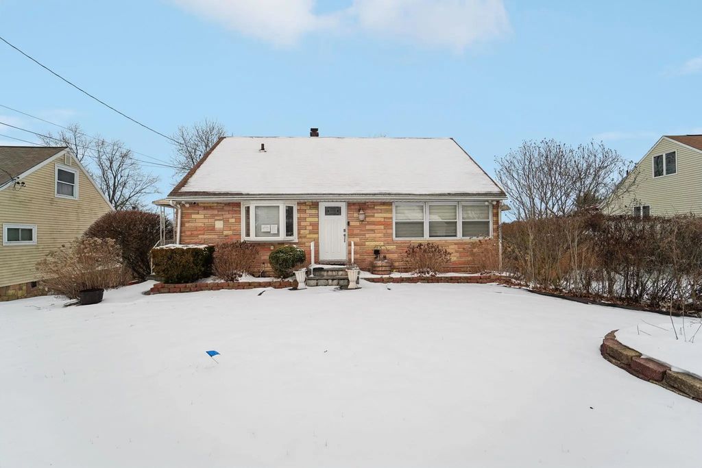 17 Manitou Trail, White Plains