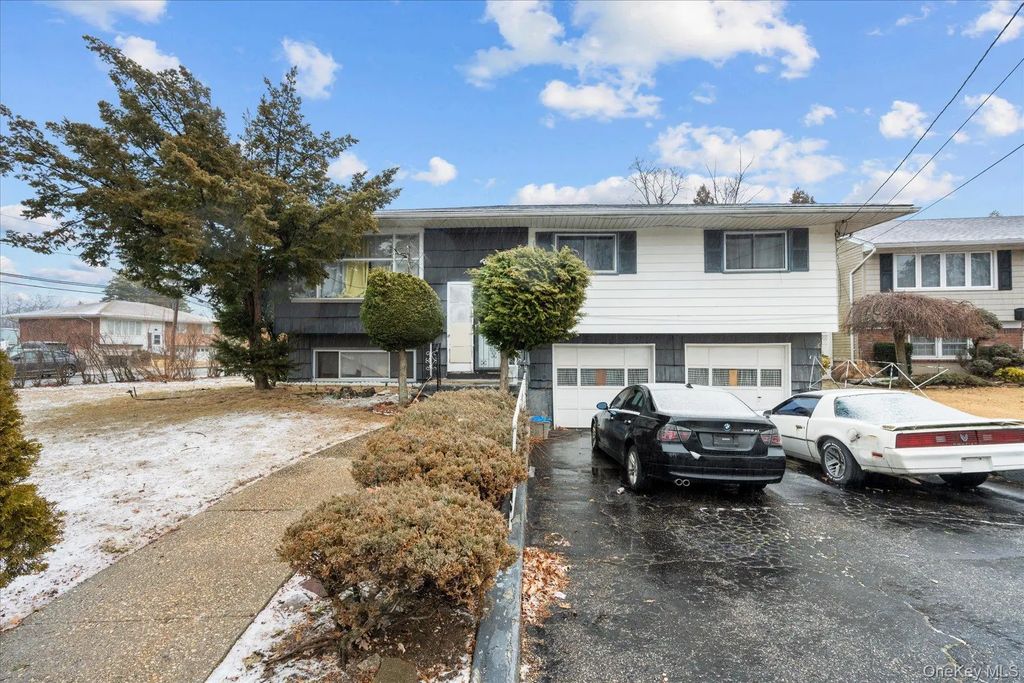 975 Little Neck Avenue, North Bellmore