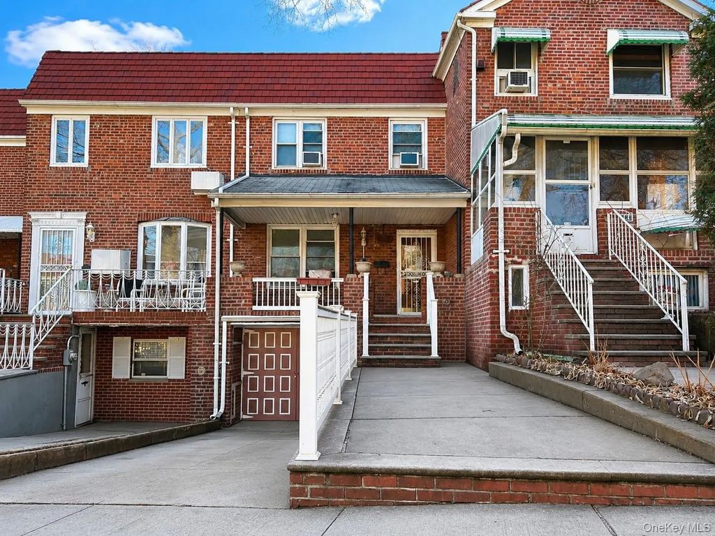 8414 Eliot Avenue, Middle Village