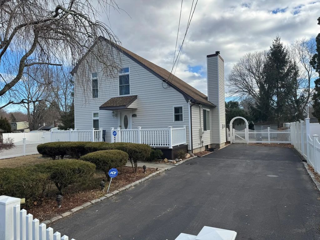 89 15th Street, Wading River