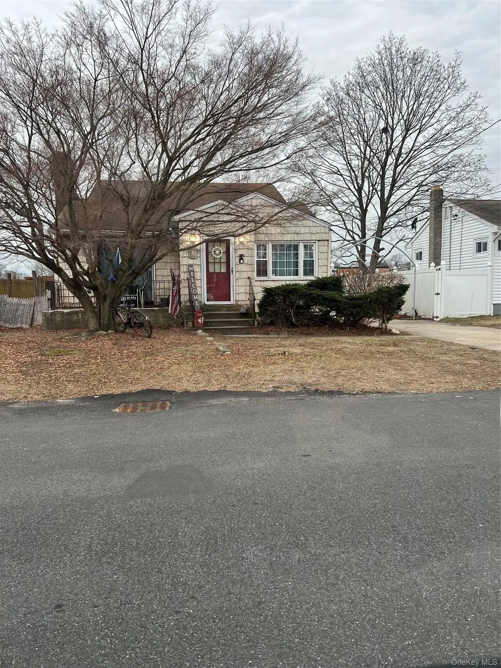 417 N Monroe Avenue, Lindenhurst