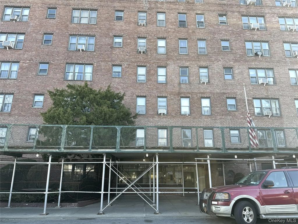 143-50 Hoover Ave # 204, Briarwood