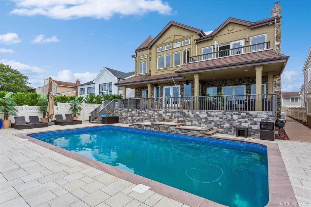 319 Harbor Drive, Lido Beach