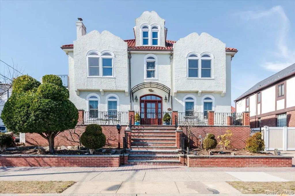 211 Laurelton Boulevard, Long Beach