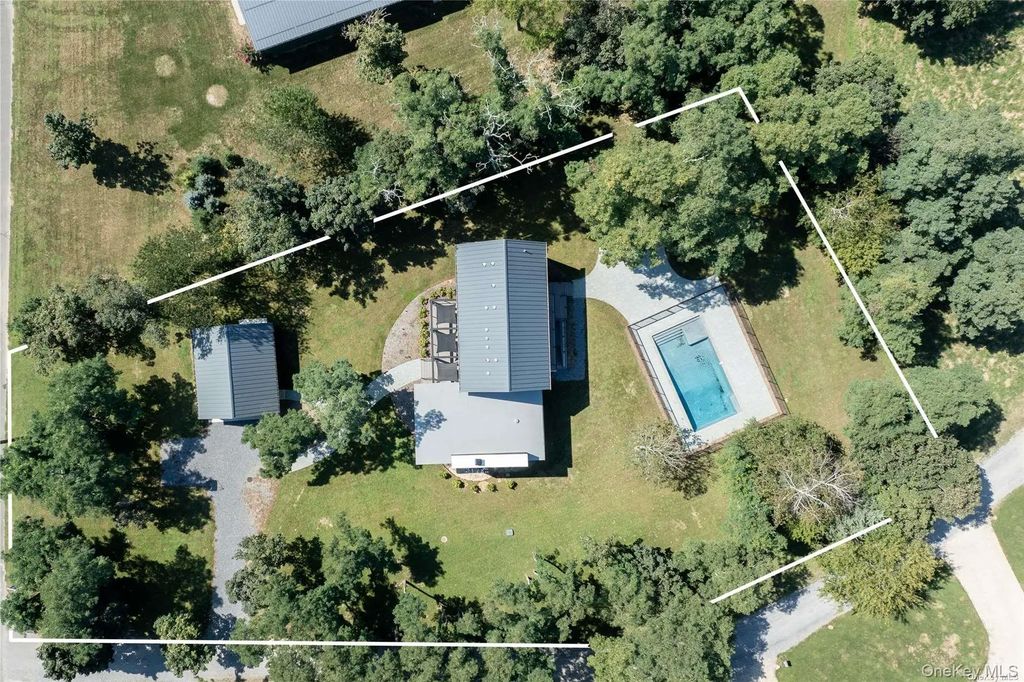 290 Windward Road, Orient