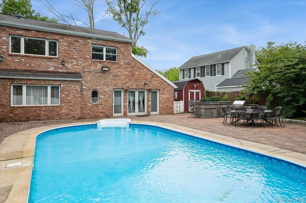 465 Old Post Road, Bedford