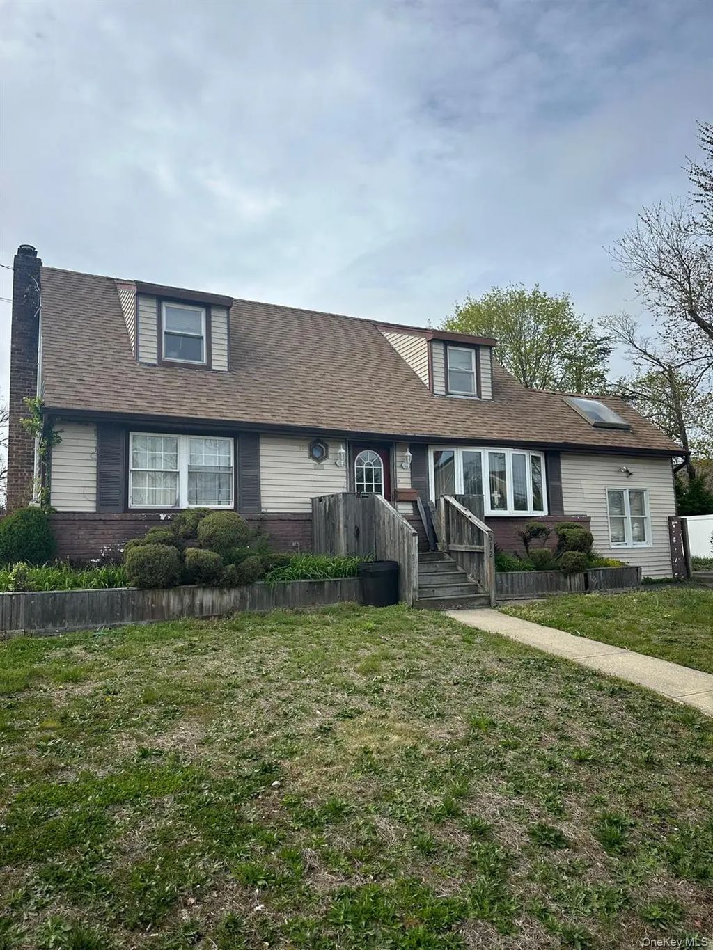 512 Leader Avenue, Babylon