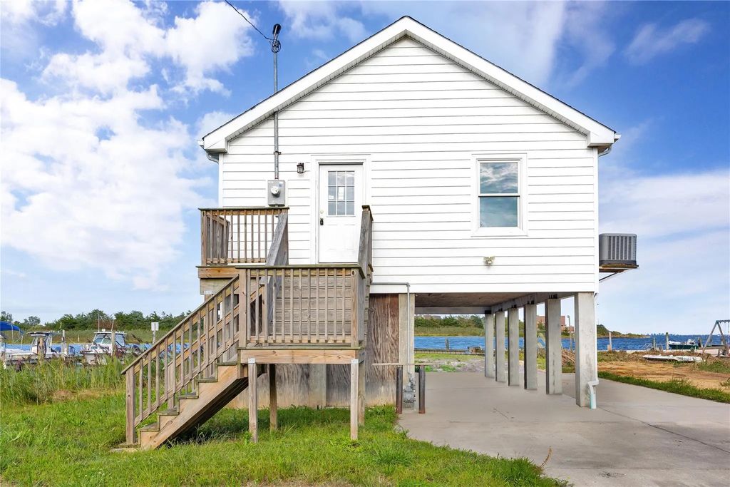 823 Venetian Boulevard, Lindenhurst