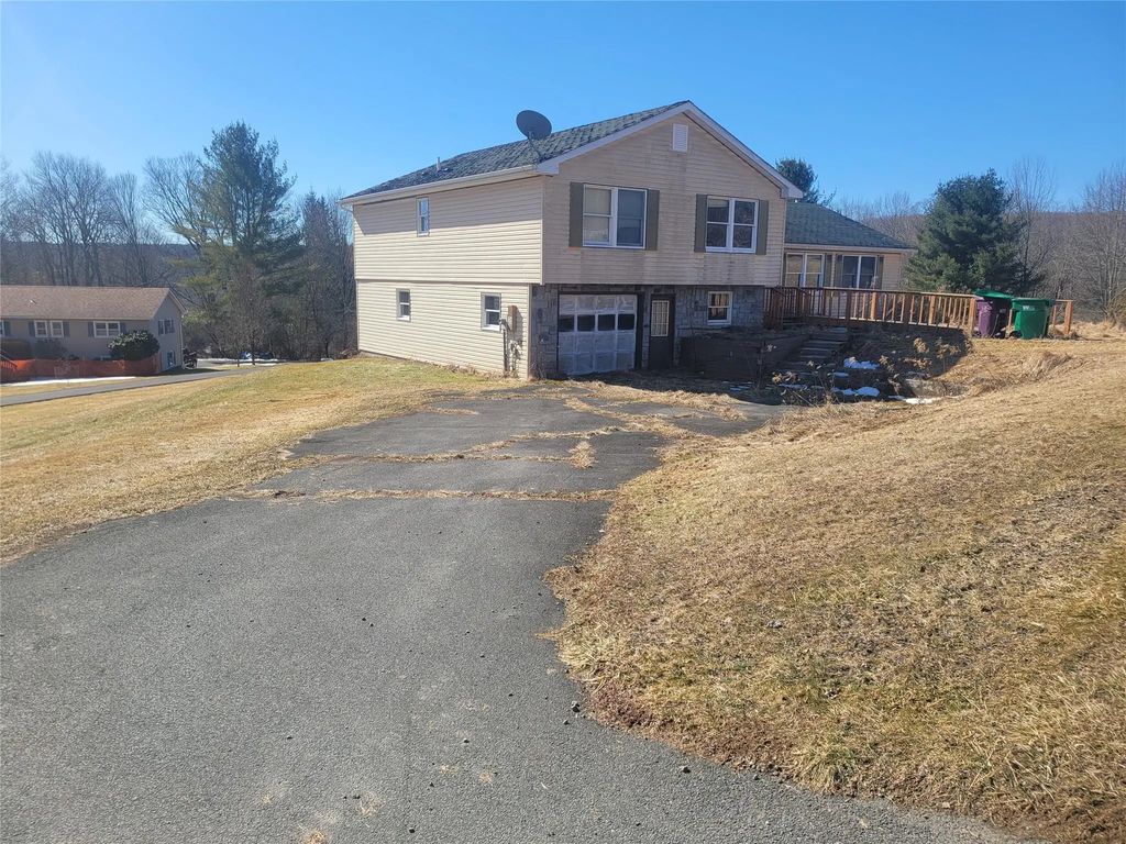 26 Rolling Meadows Road, Livingston Manor
