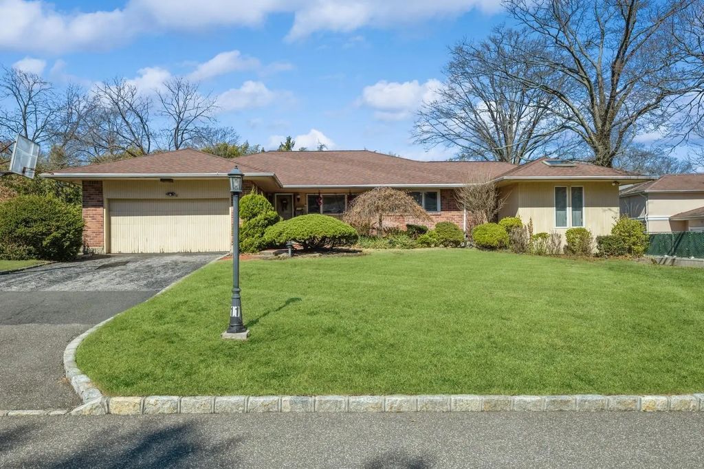 11 Dicks Lane, Roslyn Heights