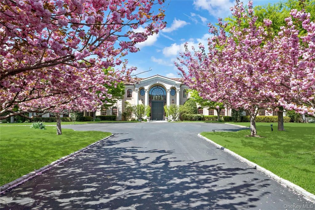8 Tatem Way, Old Westbury