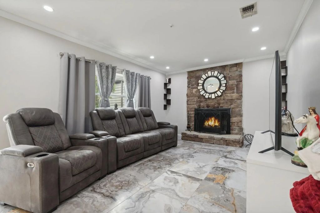 605 Lake Court # 605, Middle Island
