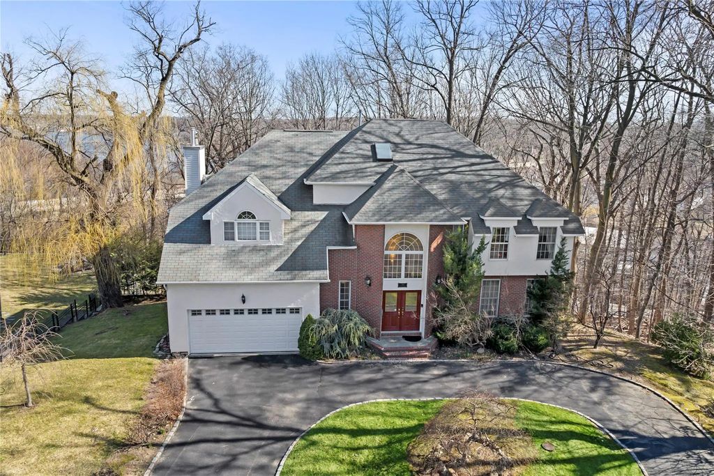 30 Pine Drive N, Roslyn