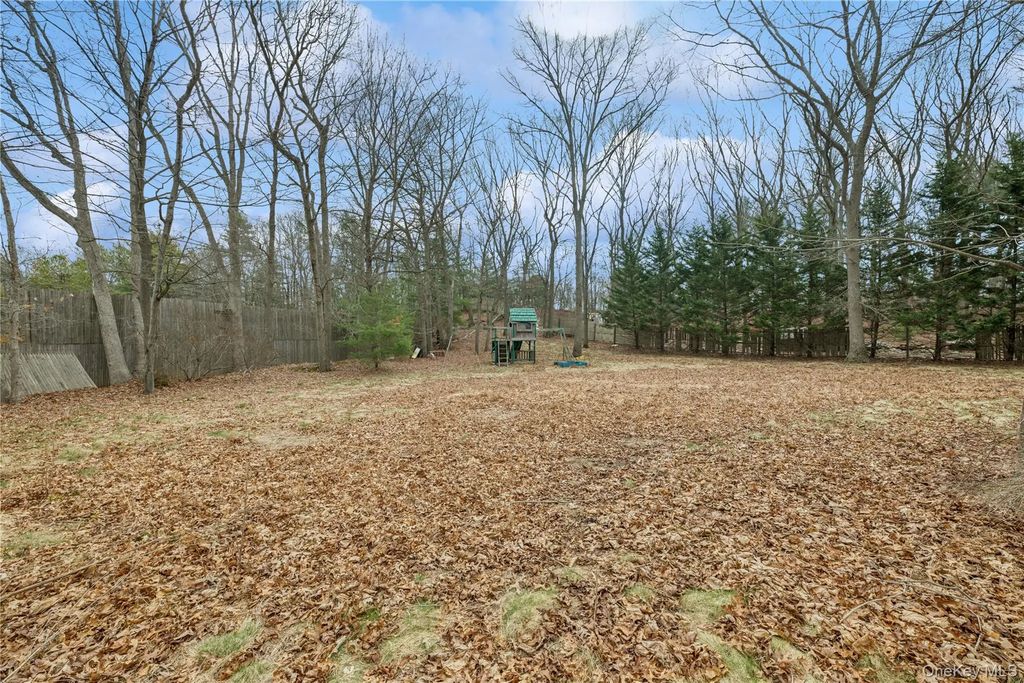 9 Jeanine Court, Dix Hills