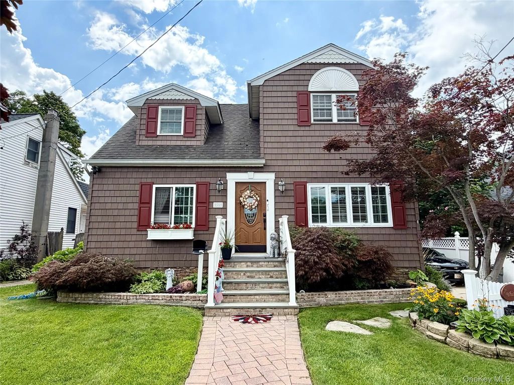 55 Willow Lane, Lindenhurst