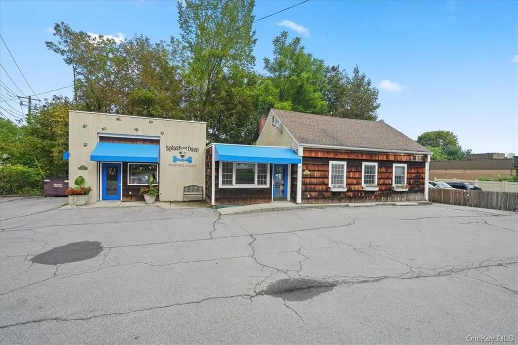 14 Lakes Road, Monroe