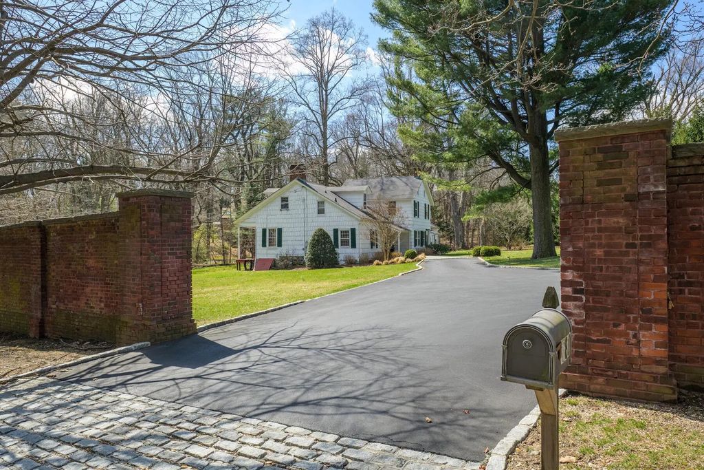 180 Post Road, Old Westbury