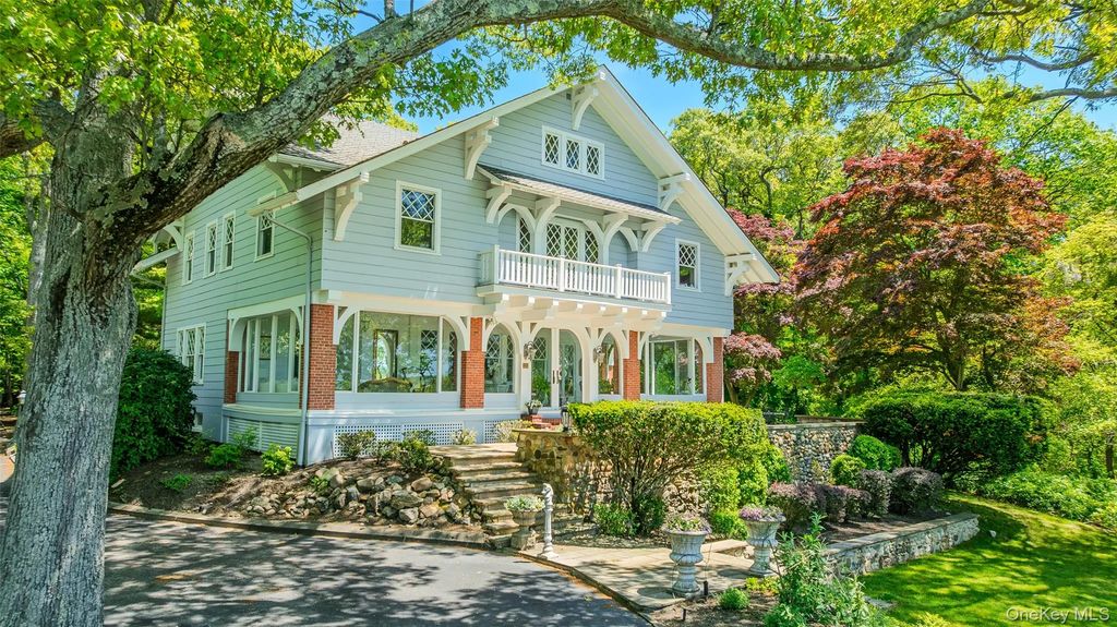 10 Pine Path, Port Jefferson