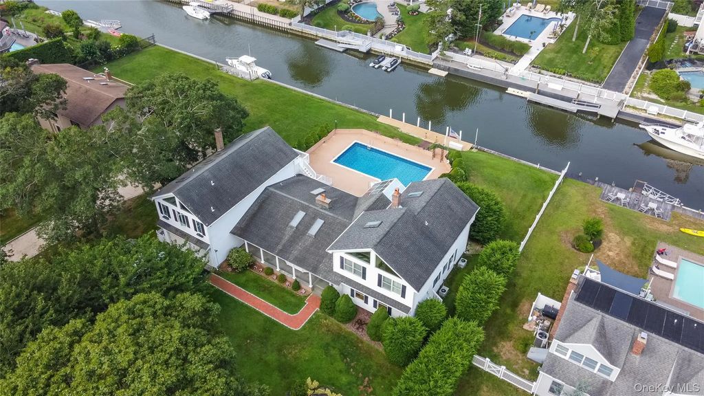 20 Oak Lane, Hampton Bays