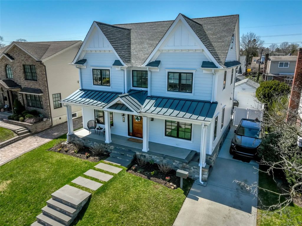 43 Pembrook Drive, Mineola