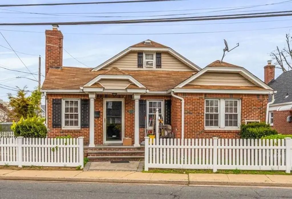 232 Courthouse Road, Franklin Square