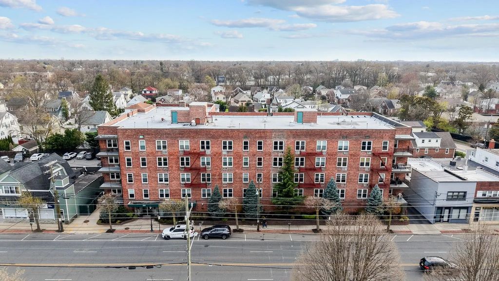 504 Merrick Road 1g, Lynbrook