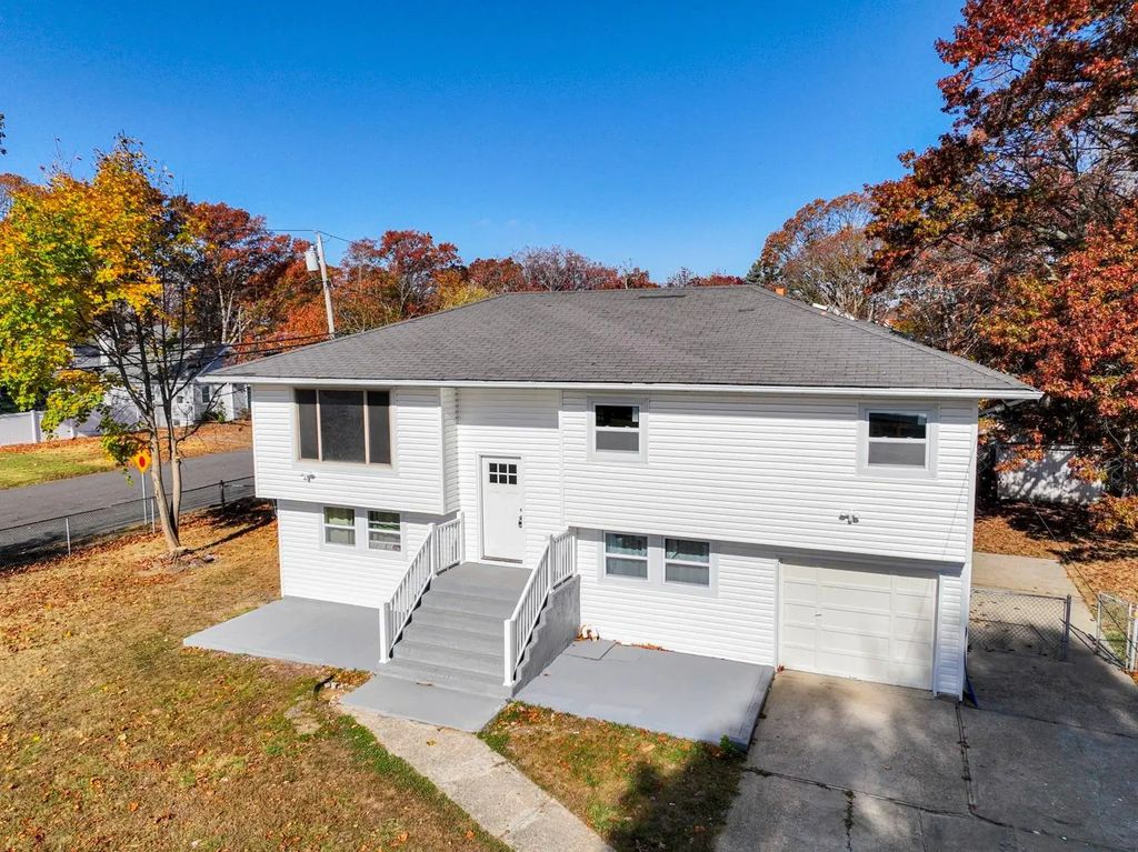55 Glenmalure Street, Amityville