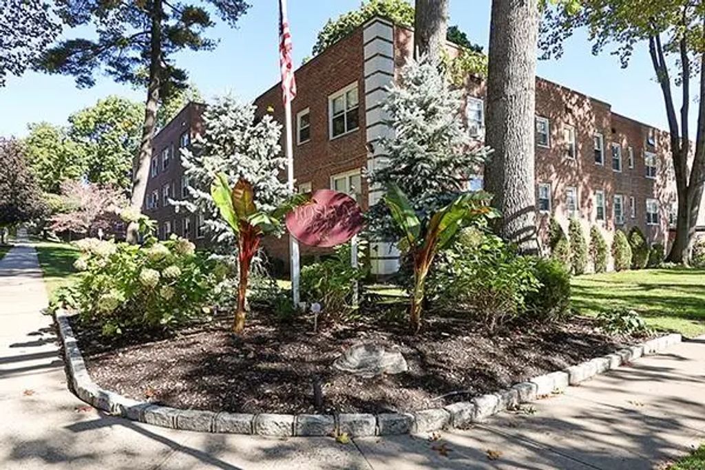 18 Edwards 2b, Roslyn Heights